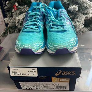 BRAND NEW WOMENS ASICS SIZE 7.5!